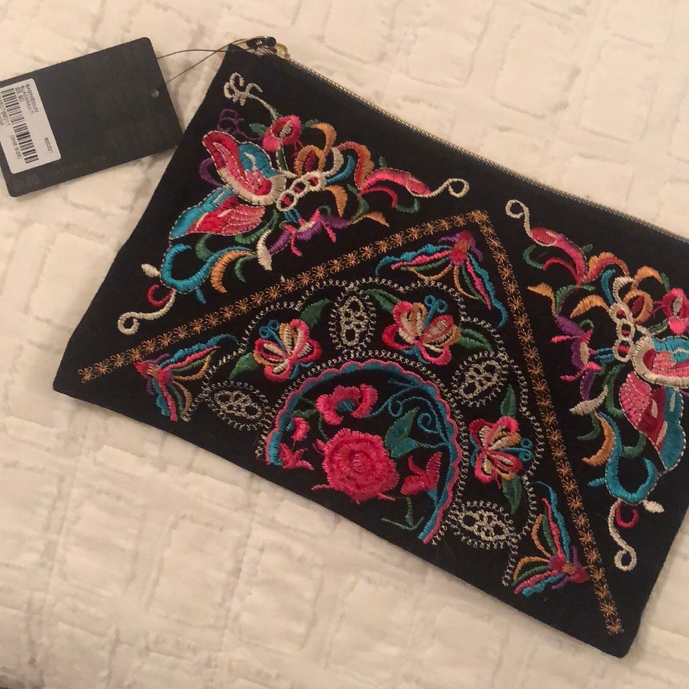 Forever 21 pouch